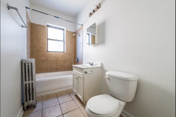 South Shore apartments for rent in Chicago | 1748 E 71st Pl Bathroom